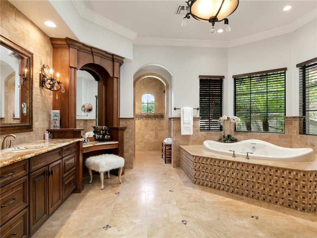 Keenes Pointe Lakefront Estate For Sale - Windermere $3,595,000